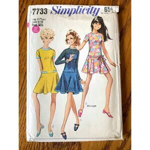 UNCUT Vintage 1960s Simplicity 7733 Sewing Pattern Size XXS Dress 2 Lengths